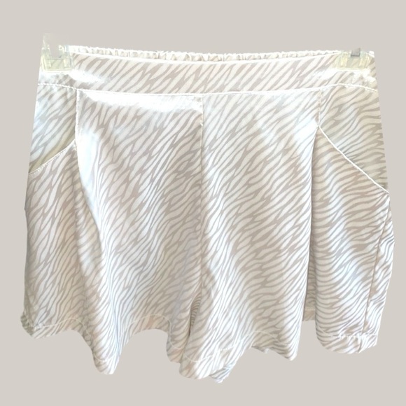 Glam Satin Shorts Pleated Hi Waist 3” Rise Ivory Animal Print New w/Tags Sz M - Picture 5 of 12